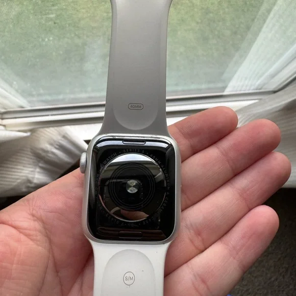 Apple Watch Series 5 40 mm - Silver and White